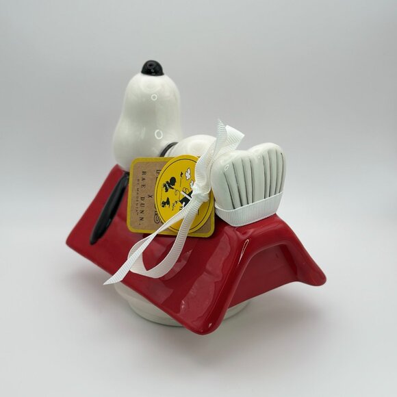 Snoopy Red Doghouse-shaped cookie jar by Rae Dunn | Cookie jar | Ceramic jar - Picture 10 of 14